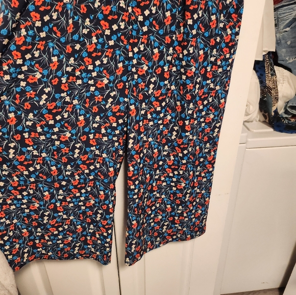 ATTENTION FLORAL CAPRI PANTS WITH POCKETS AND HAVE TO PUT A BELT TOO. - Picture 6 of 17